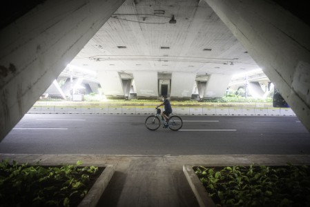Pesepeda melintas di Jalan Jenderal Sudirman, Jakarta, Jumat, 30 Oktober 2020. Foto: Antara/Aprillio Akbar