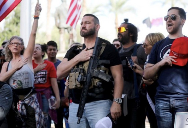 Pendukung Trump Demo Bawa Senjata di Arizona