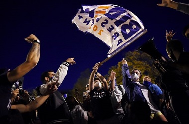 Eropa Rayakan Kemenangan Biden dengan Kembang Api dan Lonceng