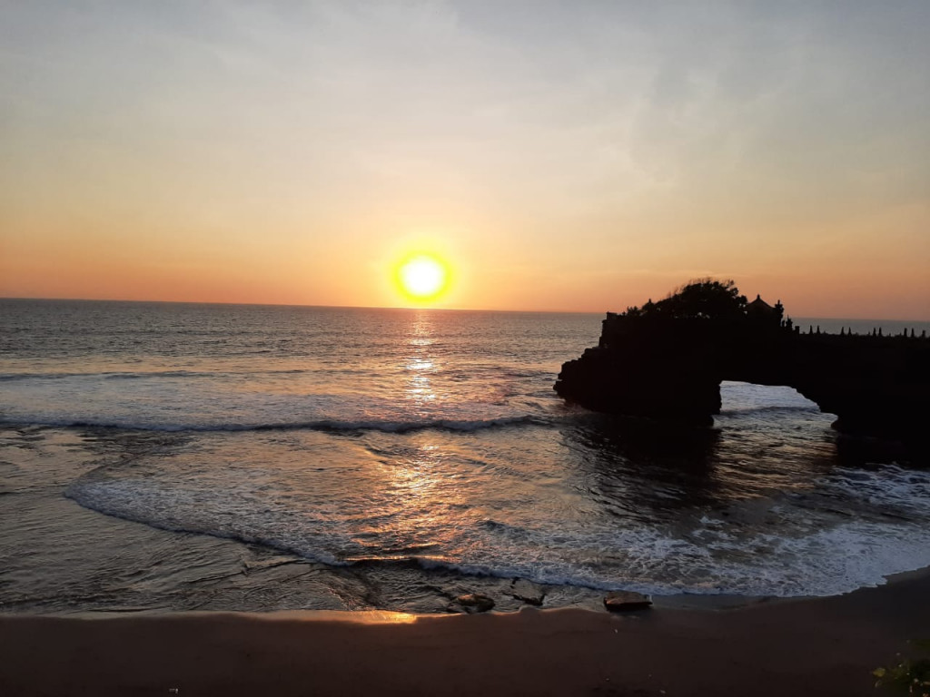 Keindahan sunset di Tanah Lot, Bali. (Foto: Dok. Nur Azizah)