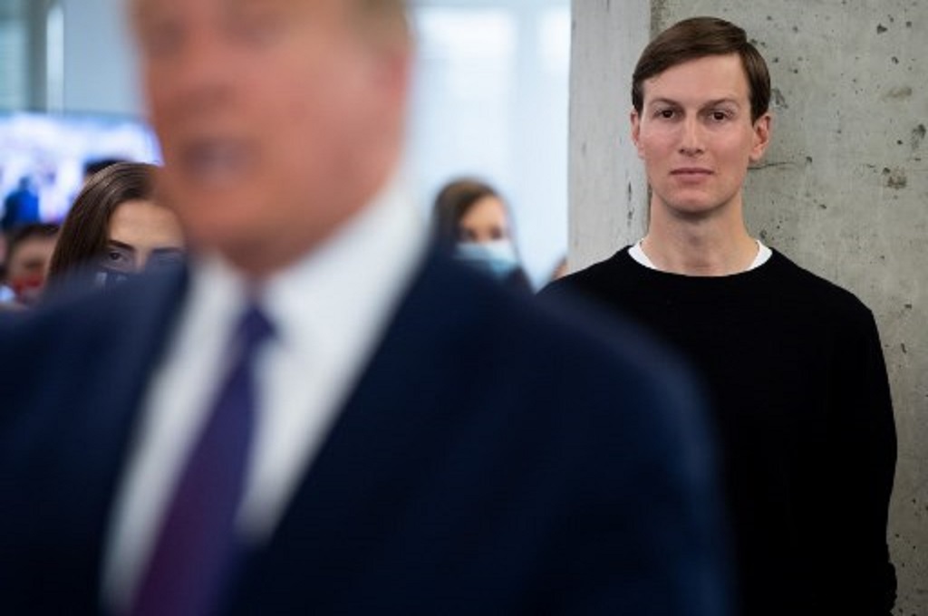 Jared Kushner mendengarkan pidato Donald Trump di Arlington pada 3 November 2020. (SAUL LOEB/AFP)