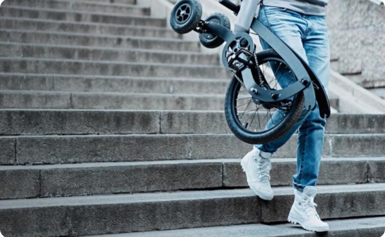 Dengan hanya memiliki berat sembilan kilogram, halfbike bisa kamu bawa sambil ditenteng. (Foto: thegadgetflow)