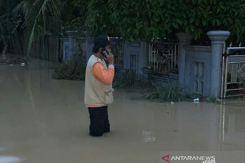 Petugas BPBD Solok Selatan meninjau lokasi banjir di Kecamatan Sangir Balai Janggo, Senin, 9 November 2020. (Foto: ANTARA/Erik IA)