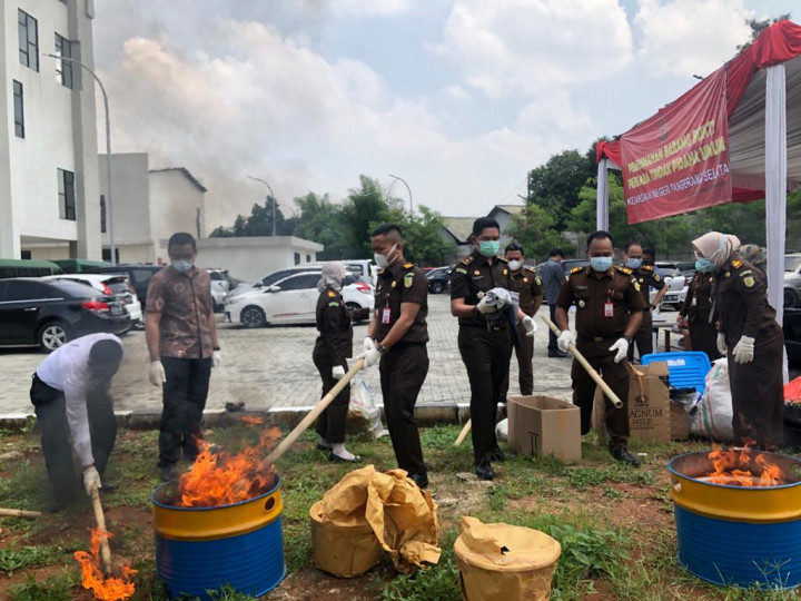 Kejari Tangsel Musnahkan Barang Bukti 190 Kasus Kejahatan