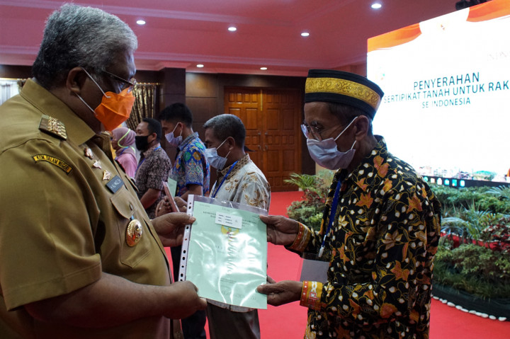 Gubernur Sultra Bagikan 15 Ribu Sertifikat Prona untuk Warga