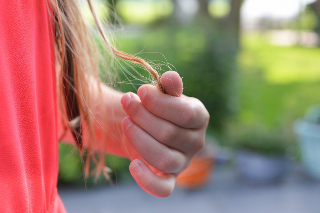 Ada banyak faktor yang dapat memengaruhi kerontokan pada rambut, seperti stres dan faktor genetik. Jika tidak ditangani, maka kerontokan rambut ini bisa menyebabkan kebotakan dini. (Ilustrasi/Pexels)
