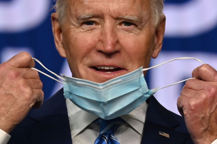 Biden Desak Warga AS Kenakan Masker
