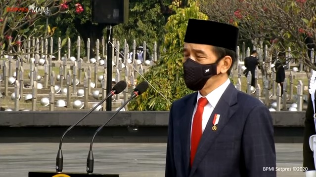 Presiden Jokowi memimpin upara peringatan Hari Pahlawan di TMP Kalibata, Jaksel, Selasa, 10 November 2020. Foto: Sekretariat Presiden