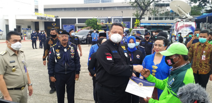 200 Penggali Kubur dan Sopir Ambulans DKI Mendapat Penghargaan Pahlawan Covid-19