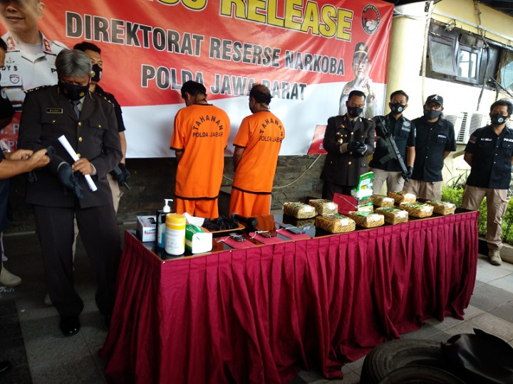 Polda Jabar Ungkap 10 Kg Sabu Disembunyikan dalam Ban Truk