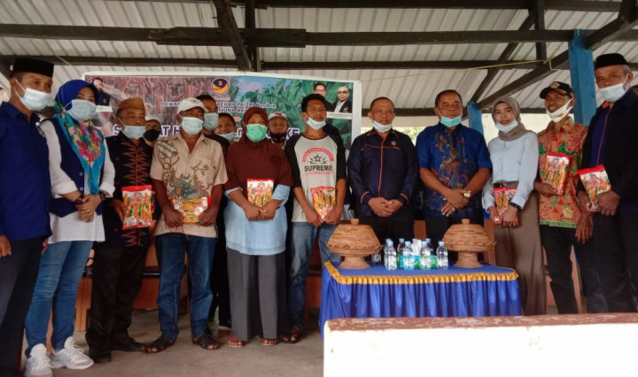 NasDem Mubar Bagikan 99 Bibit Jagung Kuning
