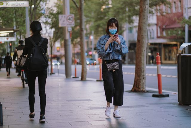Lakukan ini jika kamu sedang berada di tempat umum dalam masa pandemi covid-19. (Foto: Pexels.com)