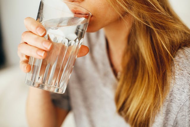 Minum banyak air penting untuk fungsi ginjal. Menjaga ginjal dalam kondisi yang baik juga dapat mengurangi penumpukan kristal asam urat dan serangan asam urat. (Ilustrasi/Pexels)