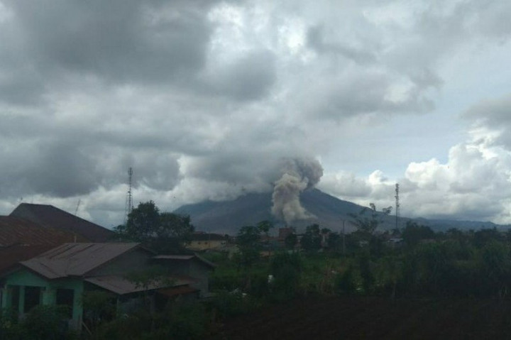 Gunung Sinabung Luncurkan Awan Panas Sejauh 1.500 Meter