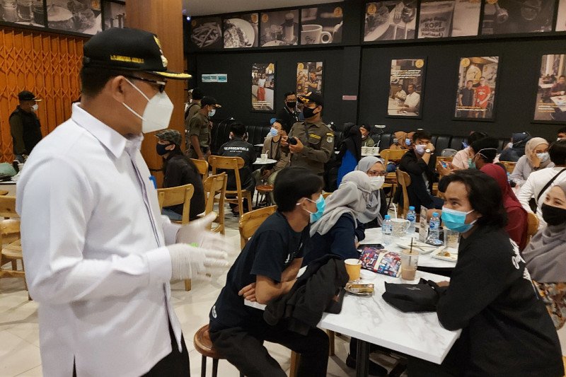 Pjs Bupati Sintang Florentinus Anum saat razia protkes di sebuah warkop di Kota Sintang, Sabtu (7/11/20) malam. (Foto: ANTARA/HO)
