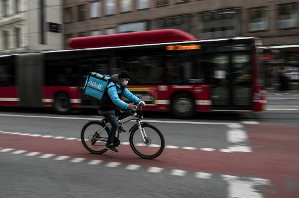 Seorang warga mengendarai sepeda di jalanan kota Stockholm, Swedia. (Jonathan NACKSTRAND/AFP)