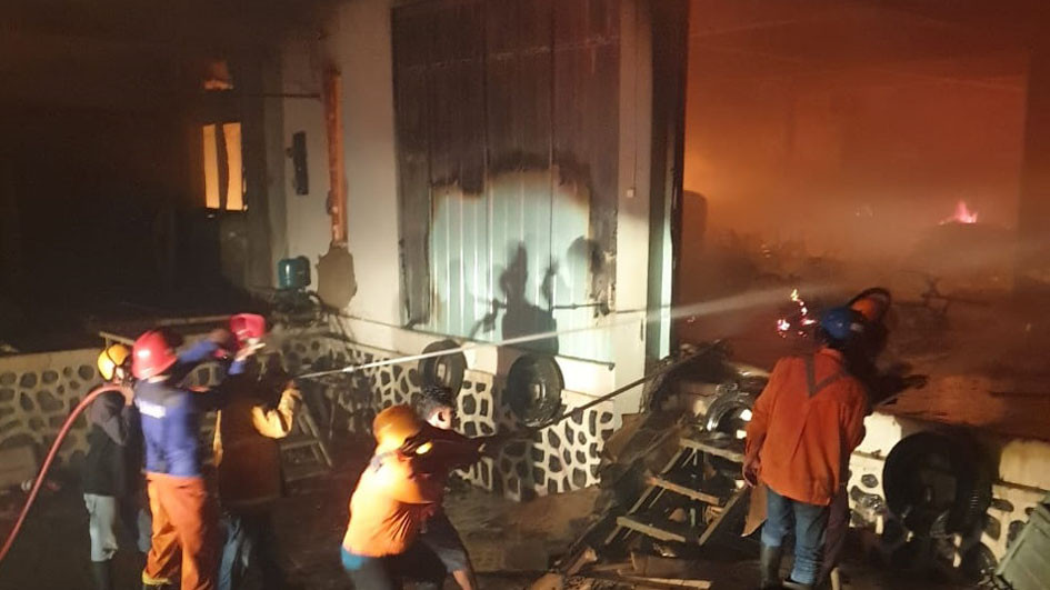 Kebakaran gudang mebel PT Cambium di Desa Wonorejo Kabupaten Jepara, pada Selasa malam, 10 November 2020.. (Foto: Istimewa)