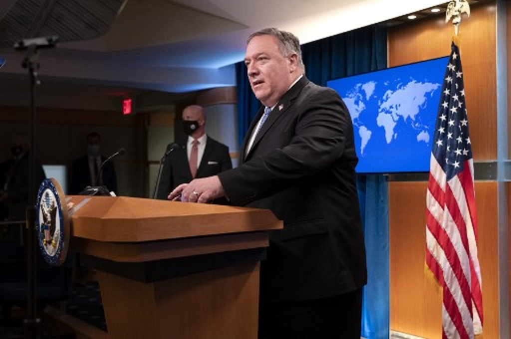 Menlu AS Mike Pompeo menjawab pertanyaan awak media di Kemenlu AS, Washington pada Selasa, 10 November 2020. (Jacquelyn Martin/POOL/AFP)