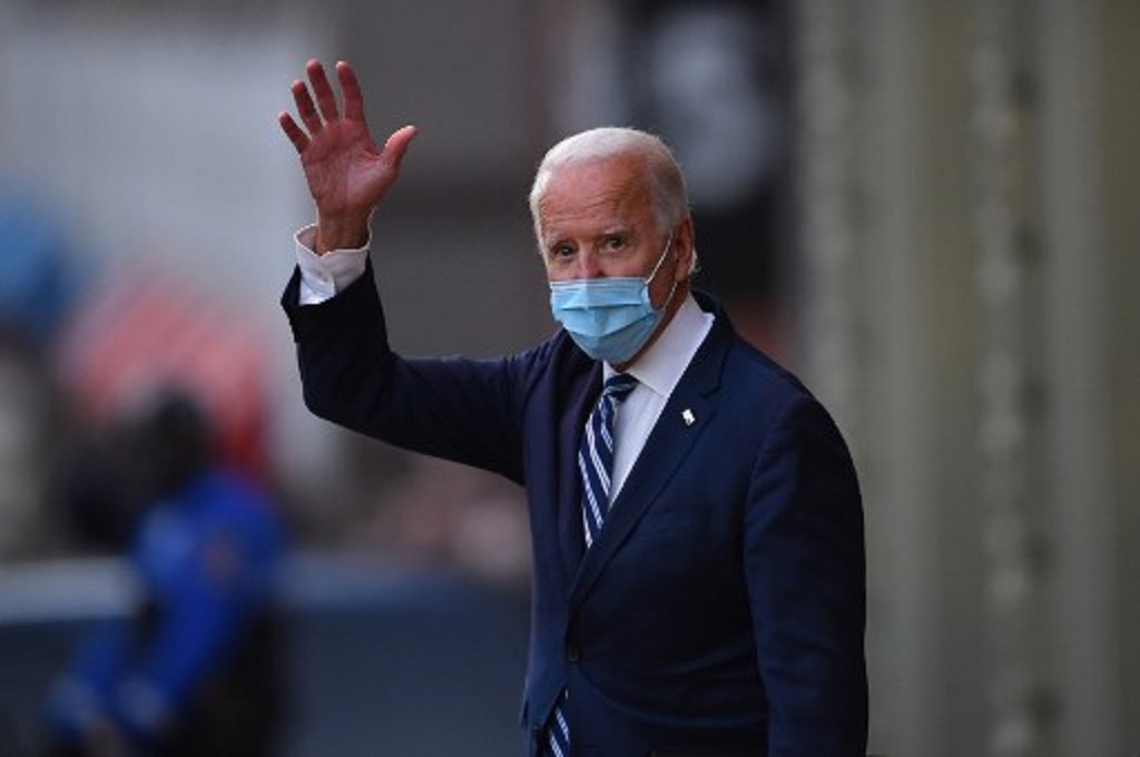 Presiden terpilih AS Joe Biden melambaikan tangan ke arah awak media di Wilmington,  Delaware pada Selasa, 10 November 2020 (Angela Weiss/AFP)