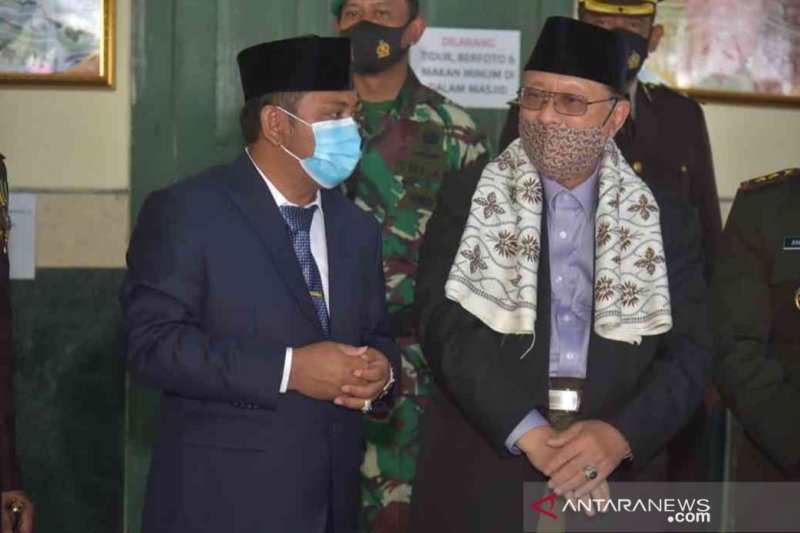 Bupati Bekasi Eka Supria Atmaja bersama putera Pahlawan Bekasi KH Noer Ali yang juga Ketua MUI Kabupaten Bekasi Amin Noer. (Foto: ANTARA/Pradita Kurniawan Syah).