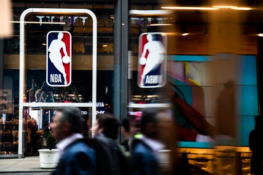 Logo NBA. (Jeenah Moon / GETTY IMAGES NORTH AMERICA / Getty Images via AFP)