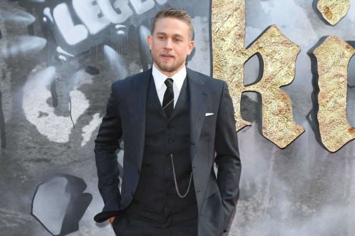 Charlie Hunnam Masih Alami Gejala Covid-19 Setelah Berbulan-bulan Sembuh