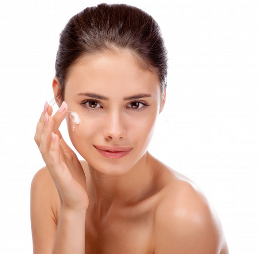 Kamu perlu pelembap untuk mencegah kondisi kulit akan menjadi kering, tidak rata atau pecah-pecah, dan dehidrasi saat musim hujan. (Foto: Ilustrasi. Dok. Freepik.com)