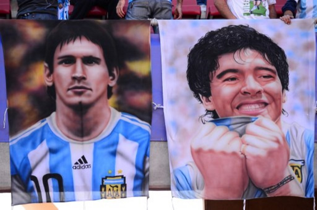 Poster Lionel Messi dan Diego Maradona. (Foto: AFP/Martin Bernetti) 
