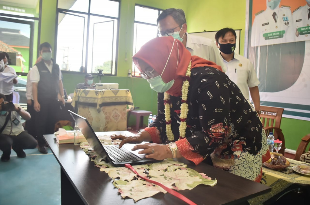  Bupati Bogor, Ade Yasin saat meresmikan zona Pancakarsa di Gor Serbaguna Desa Cigudeg, Kecamatan Cigudeg, Bogor, Jawa Barat, Rabu, 11 November 2020. Medcom.id/ Rizky Dewantara