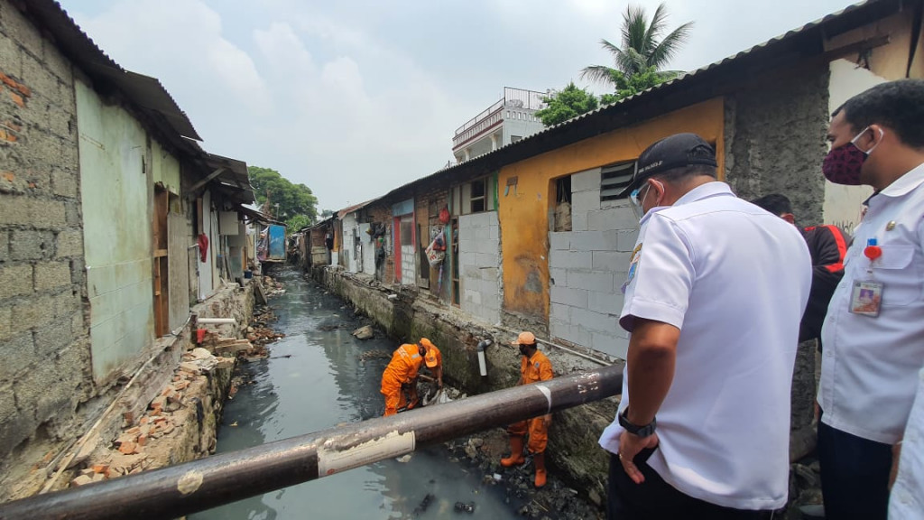 Wakil Wali Kota Jakarta Pusat, Irwandi, meninjau bangunan yang akan di bongkar di PHB Poncol, Senen, Jakarta Pusat, Rabu 11 November 2020. Medcom.id/Christian