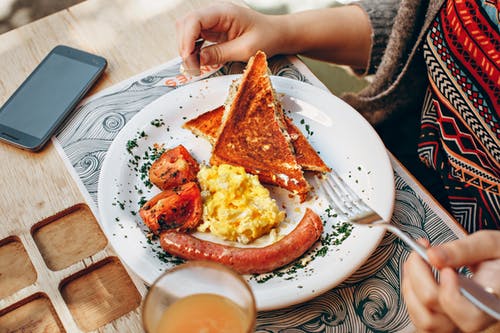 Salah satu kebiasaan buruk orang dewasa adalah suka lupa makan, lalu dibalas dengan makan yang banyak. (Ilustrasi/Pexels)