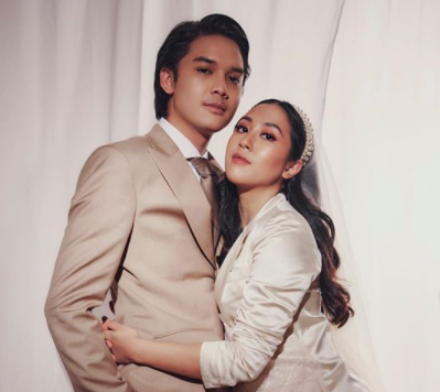 Sherina tampil sederhana namun tetap elegan nan modis dengan setelan jas berwarna putih silk. (Foto: Dok. Instagram/@sherinasinna)