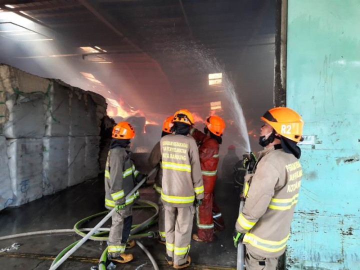 Gudang Kapas di Bandung Ludes Terbakar