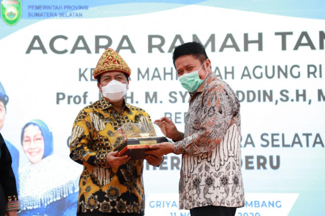  Ketua Mahkamah Agung RI, M Syarifuddin (kiri) dan Gubernur Sumsel Herman Deru (kanan) saat ramah tamah di Griya Agung, Rabu 11 November 2020. Dokumentasi/ istimewa