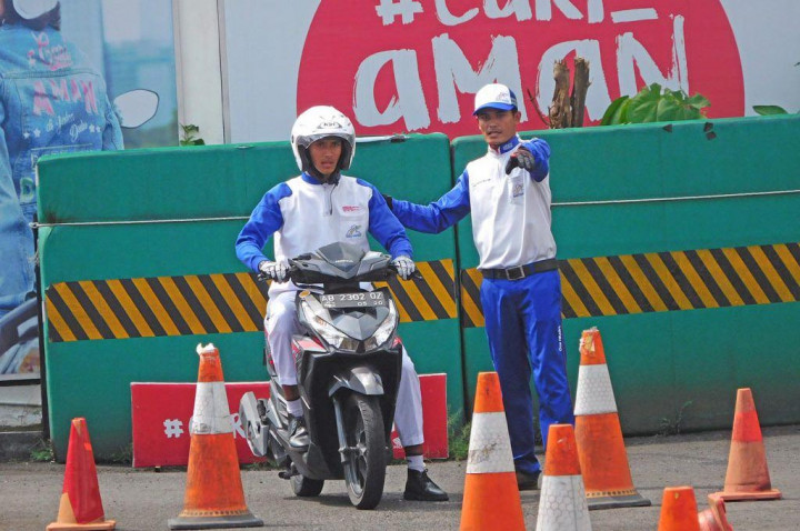 Begini Teknik Mengerem Motor di Jalan Berpasir