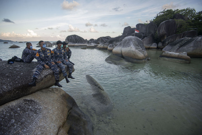 Taruna-taruni AAL tingkat III angkatan ke-67 mengunjungi situs geologi Alif Stone Park di Bunguran Timur, Kabupaten Natuna, Kepulauan Riau.