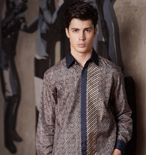 Saat ini, banyak anak muda yang makin percaya diri dan bangga pakai batik lho! (Foto: Dok. Instagram/@parangkencana)