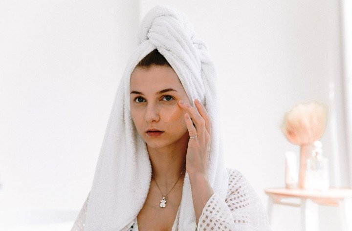 5 Cara Mudah Mengurangi Kilauan di Wajah