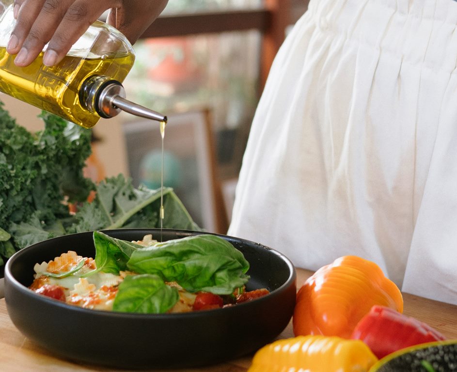 Minyak zaitun diekstrak dari buah zaitun yang diperas. Sedangkan minyak sayur berasal dari berbagai jenis sumber mulai dari kanola, biji bunga matahari, kedelai, jagung, dan lainnya. (Foto: Pexels)