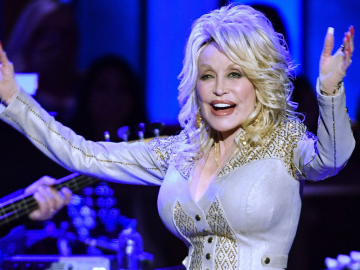 Berusia 74 Tahun, Dolly Parton Menolak Tua