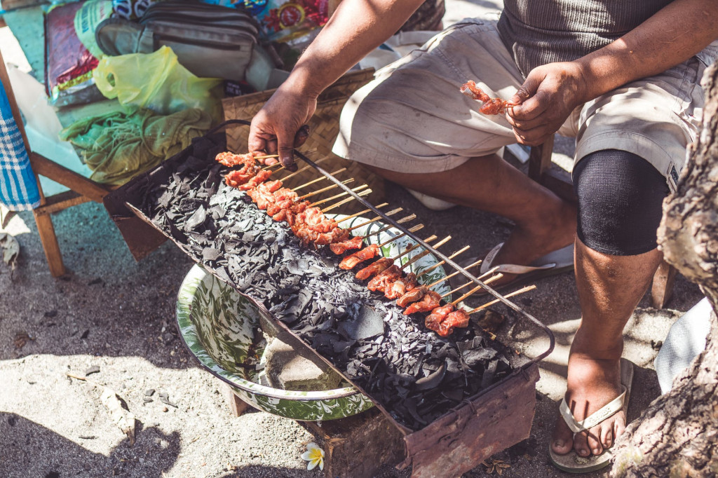 Sate lilit adalah salah satu makanan khas bali yang tak boleh kamu lewatkan. (Ilustrasi/Pexels)