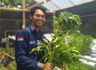 Ricky Gusnia, mahasiswa IPB University berbisnis hidroponik dan budidaya lele di sela kuliah daring. Dok Humas IPB.