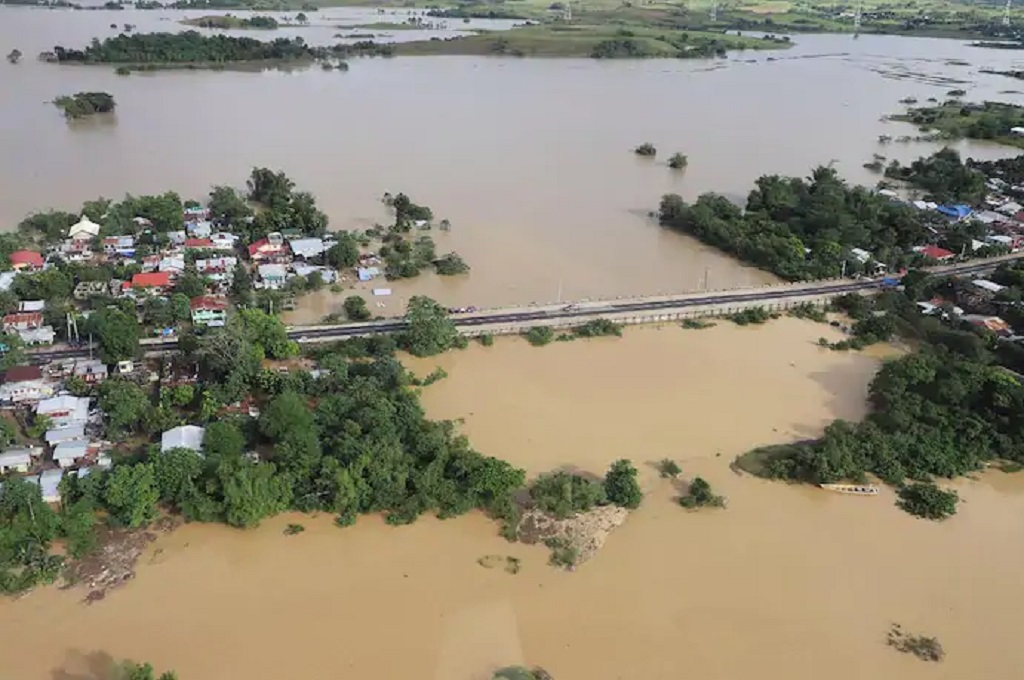 Foto udara memperlihatkan area tergenang banjir akibat Topan Vamco di Cagayan, Filipina. (Handout/AFP/Getty)