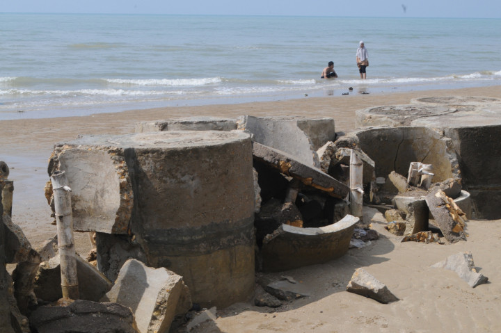 Tanggul Penahan Ombak di Pantai Desa Tanjung Madura Rusak