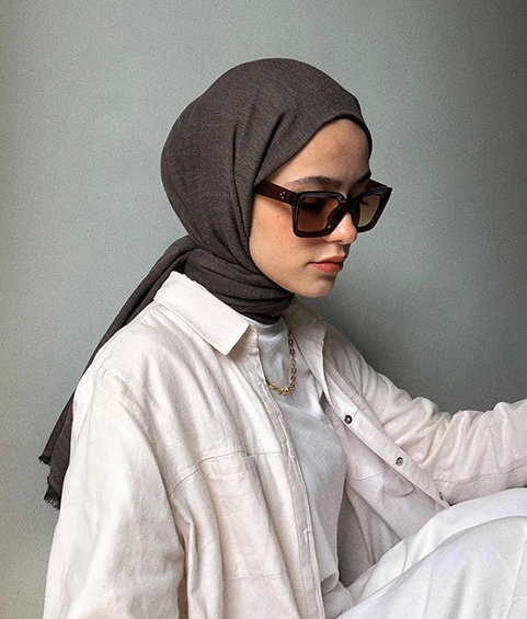 Bila, kamu menginginkan kerudung berwarna gelap tetapi tidak ingin mengenakan kerudung hitam, maka hijab cokelat tua menjadi pilihan yang tepat. (Foto: Dok. Fustany.com)
