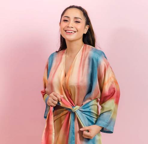 Nagita Slavina pamer 'Claire' kolab sebagai desainer baju tidur bersama Cynthia Tan. (Foto: Istimewa)