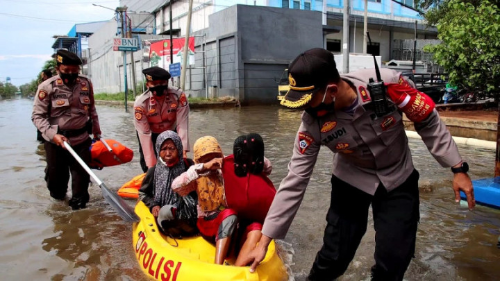 Banjir Rob, Warga Pelabuhan Muara Baru Dievakuasi