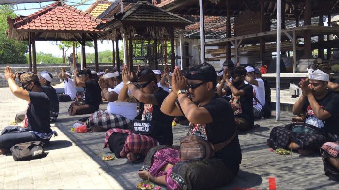 Keluarga dan Fans Jerinx Berdoa Bersama Jelang Sidang Duplik