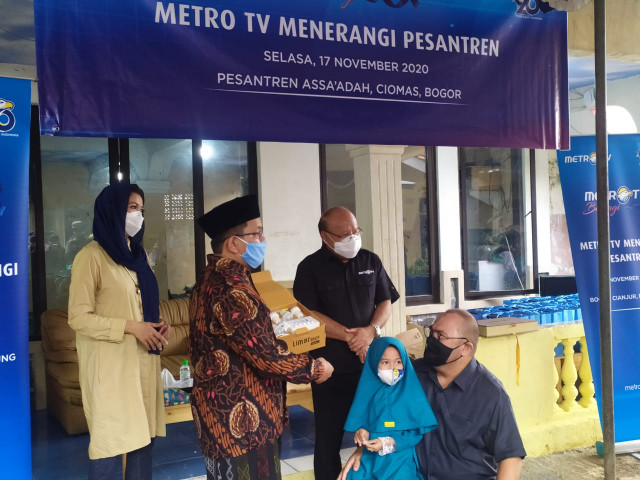 Rayakan Hut Ke 20 Metro Tv Berbagi Lampu Limar Di Pesantren Bogor