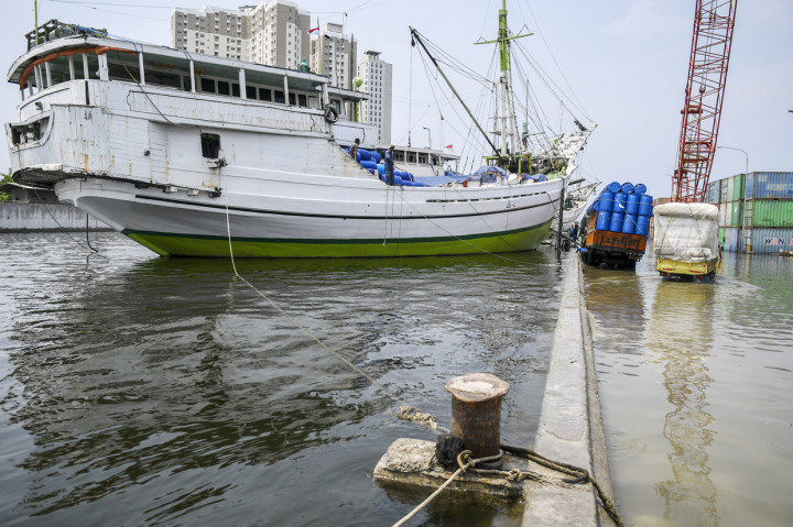 Banjir Rob Genangi Kawasan Sunda Kelapa